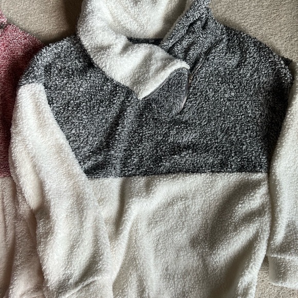 2 sherpas. Small. Adjustable zip collar. Soft and stretch with pockets. - Picture 3 of 14